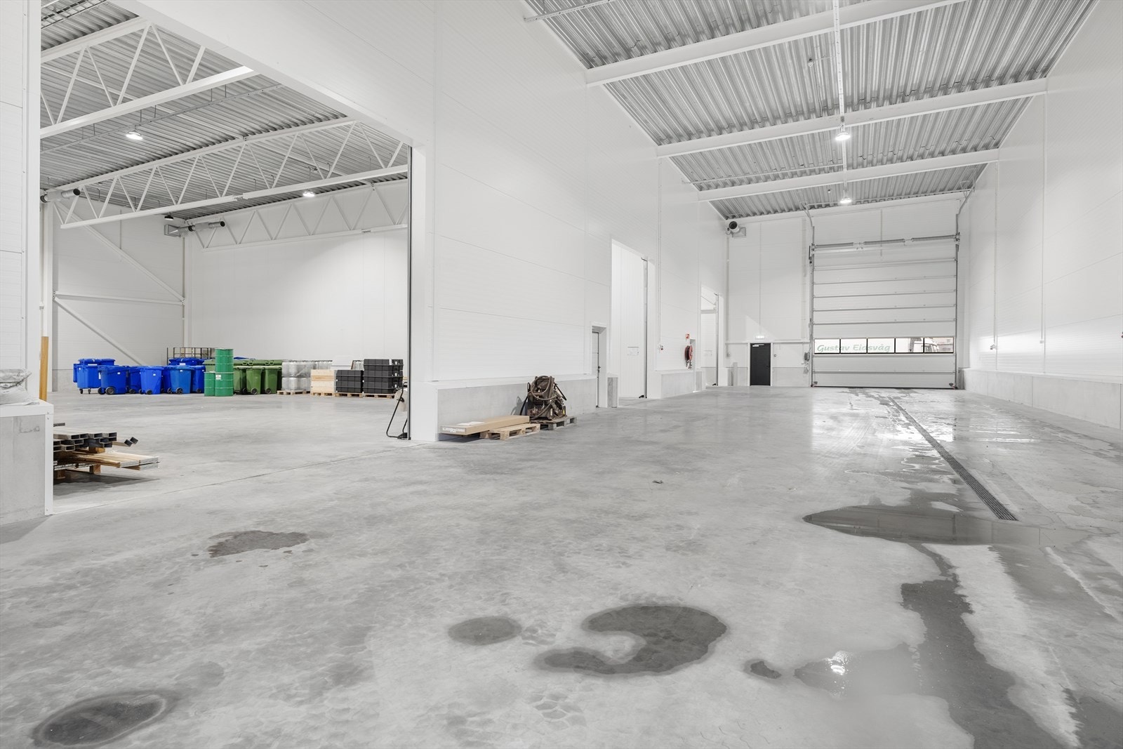 Overbygd område med port til lager Galleribilde