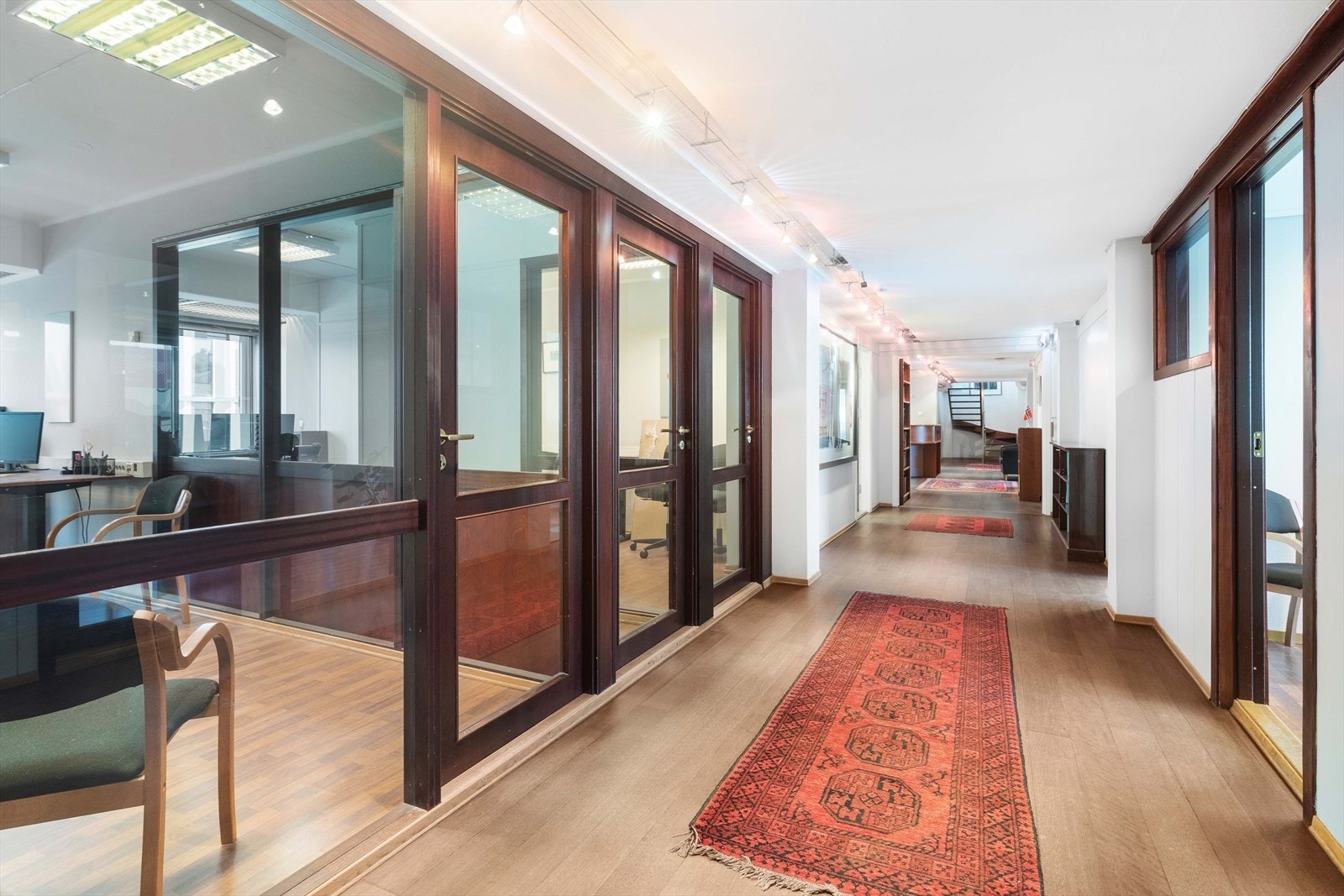 Populært forretningsbygg Hånesgården med kort vei til alle fasiliteter. Galleribilde