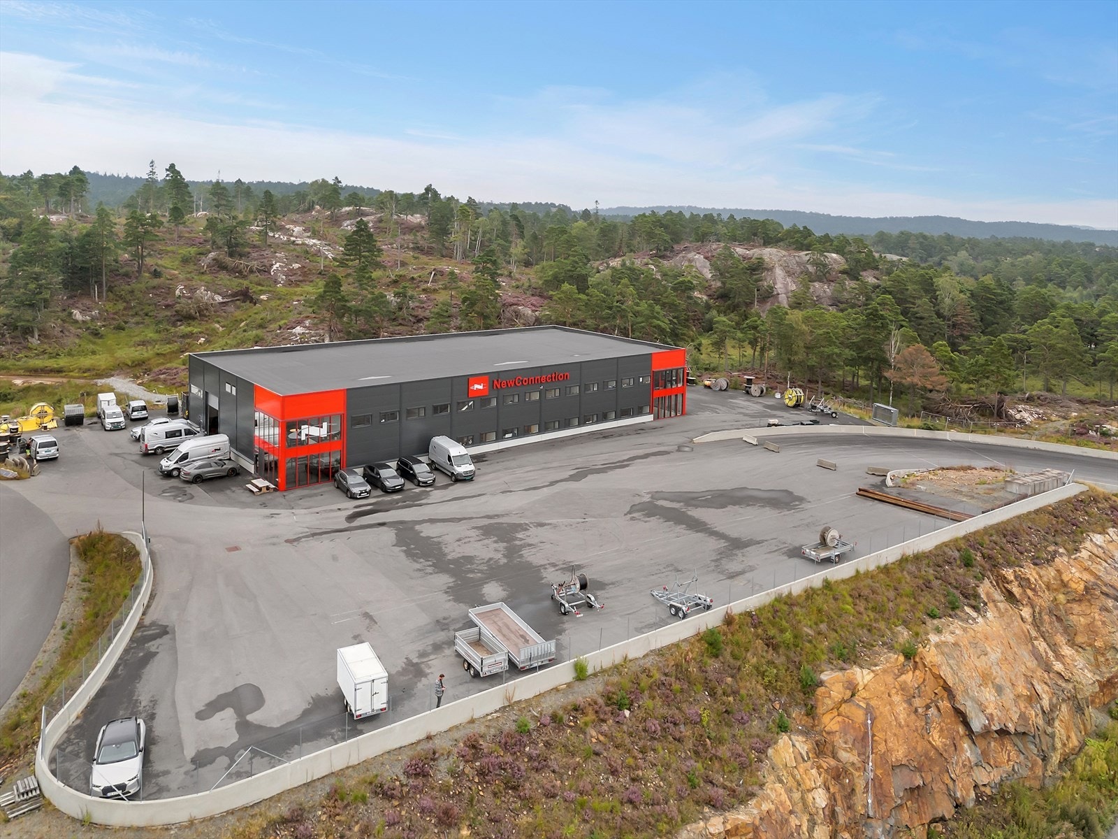 Stor parkeringsplass/uteområde Galleribilde