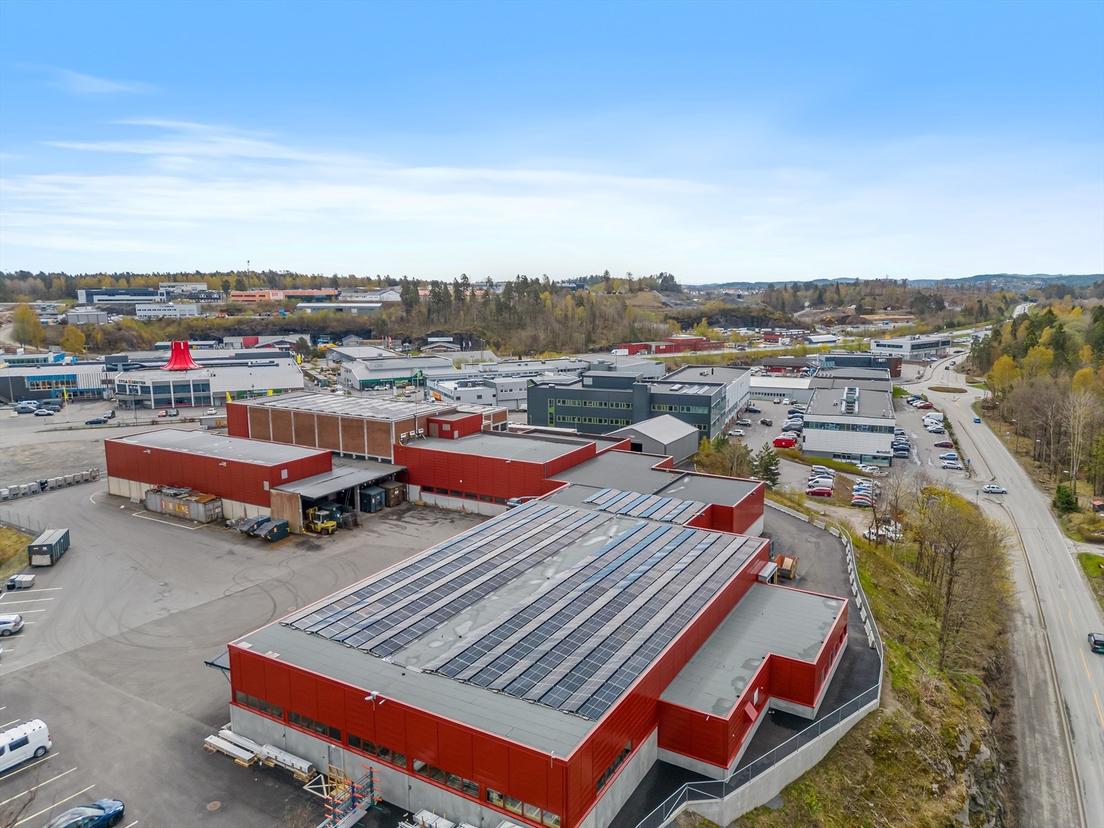 Bygget har solcellepanel på tak og anlegg for jordvarme. Galleribilde