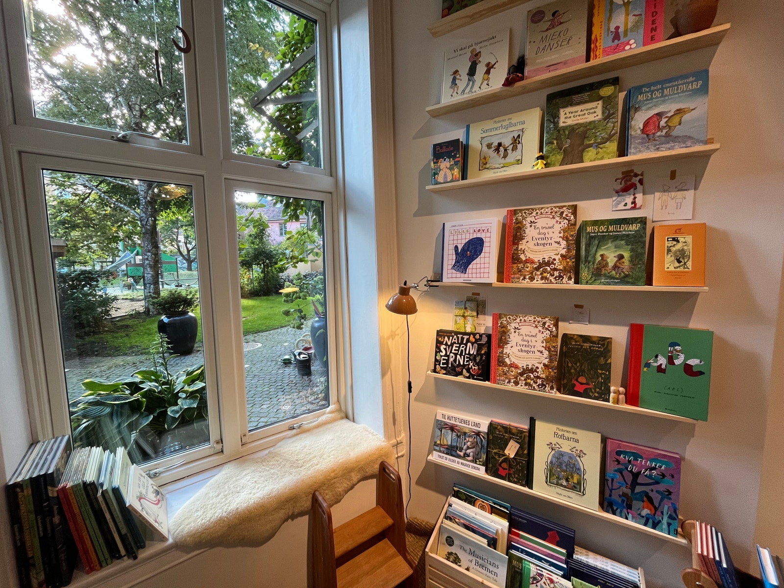 Kombinasjonen Små Spor og Nøstebarn trekker mange kunder til området Galleribilde