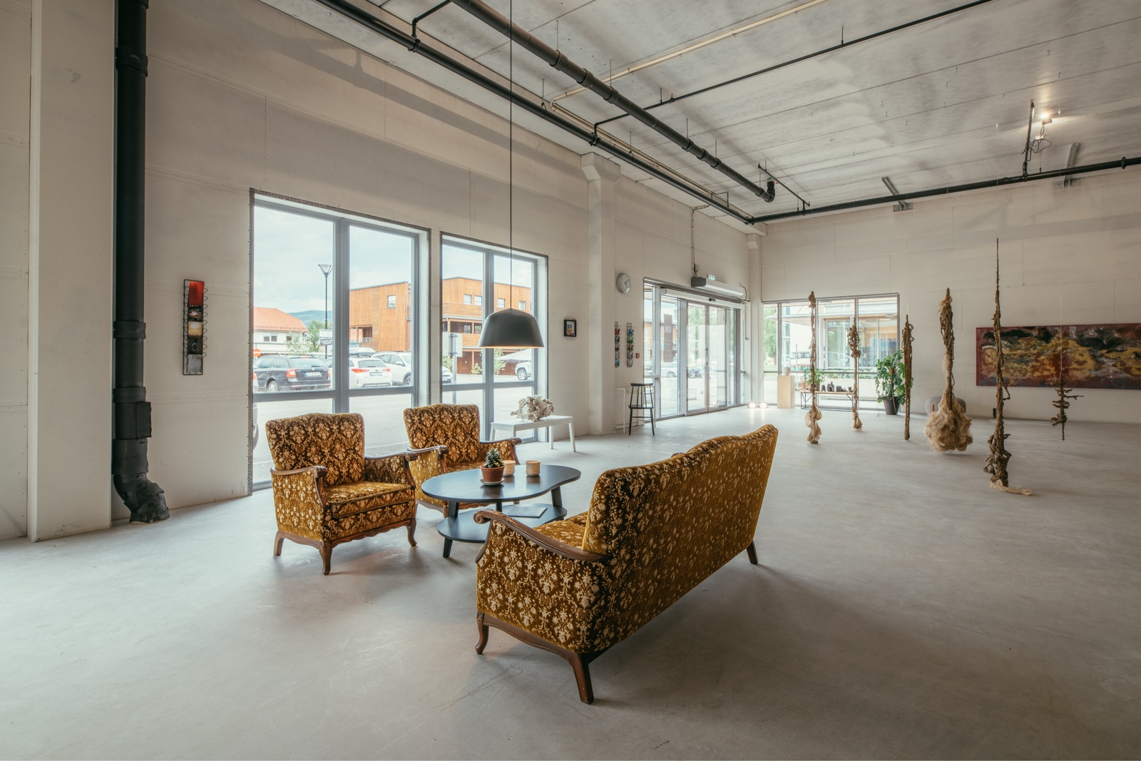 Flotte lyse lokaler med store vinduer og meget fin adkomst for kunder, besøkende, ansatte etc. Galleribilde