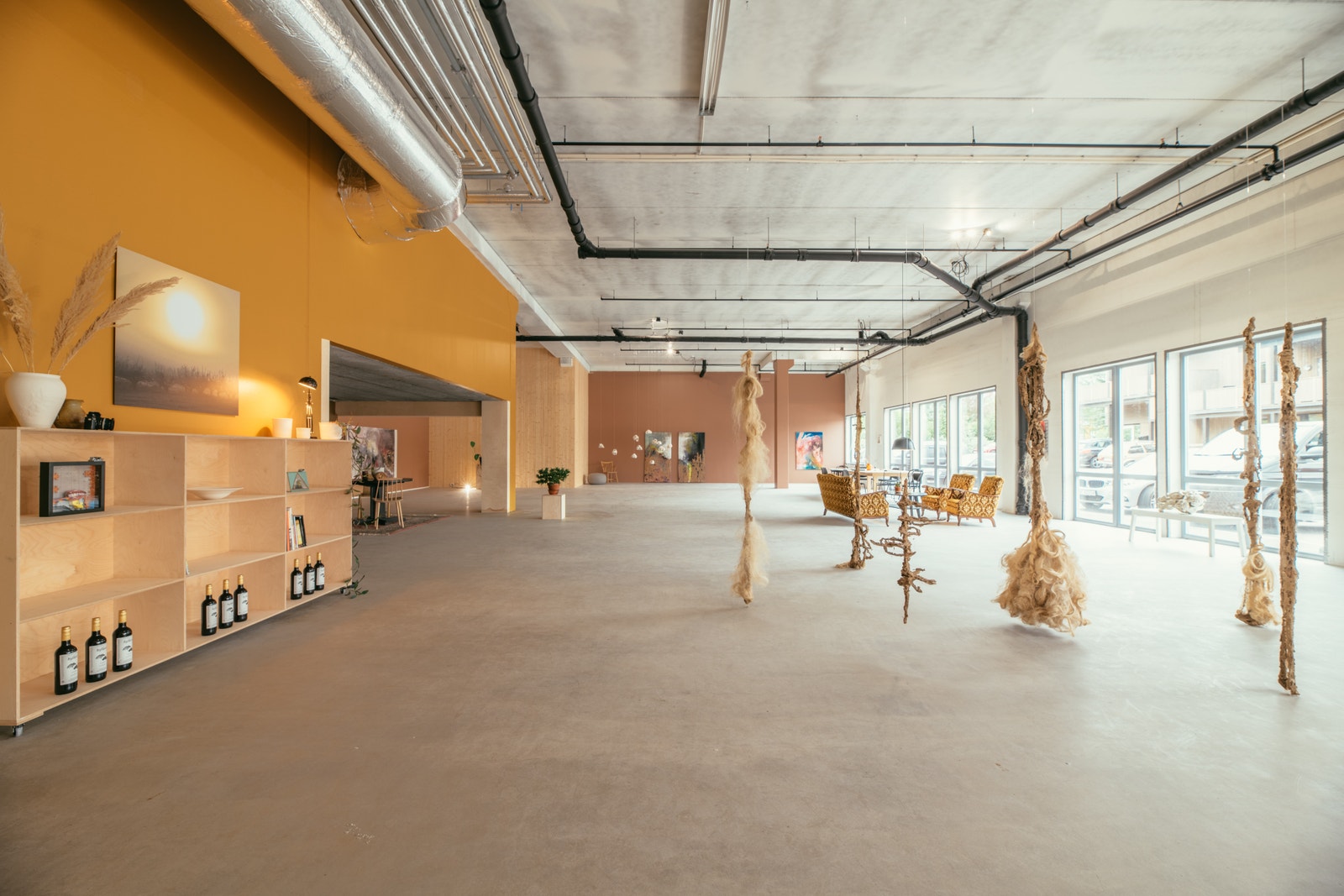 Flotte lyse lokaler med store vinduer og meget fin adkomst for kunder, besøkende, ansatte etc. Galleribilde