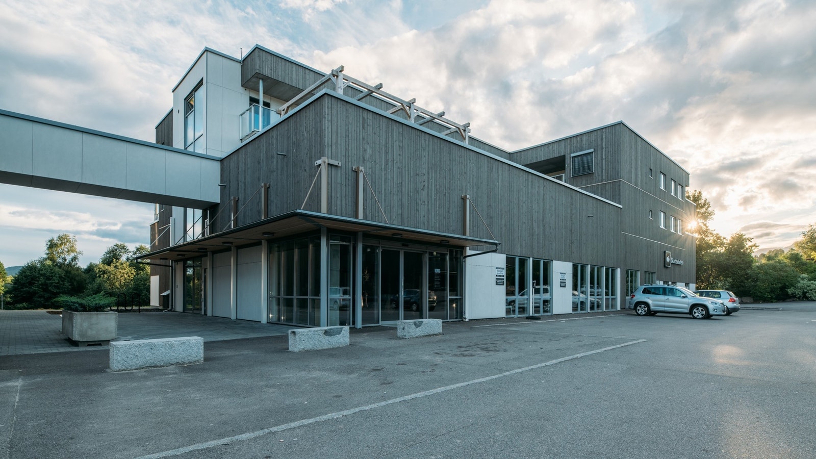 God adkomst. Godt synlig inngangsparti med inngang til Rema vis a vis. Store vindusflater. Galleribilde