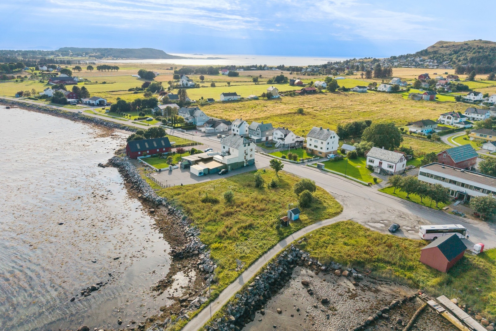 PrivatMegleren har gleden av å presentere en stor tomt på 3060 kvm helt i sjøkanten på Roald, Vigra. Galleribilde