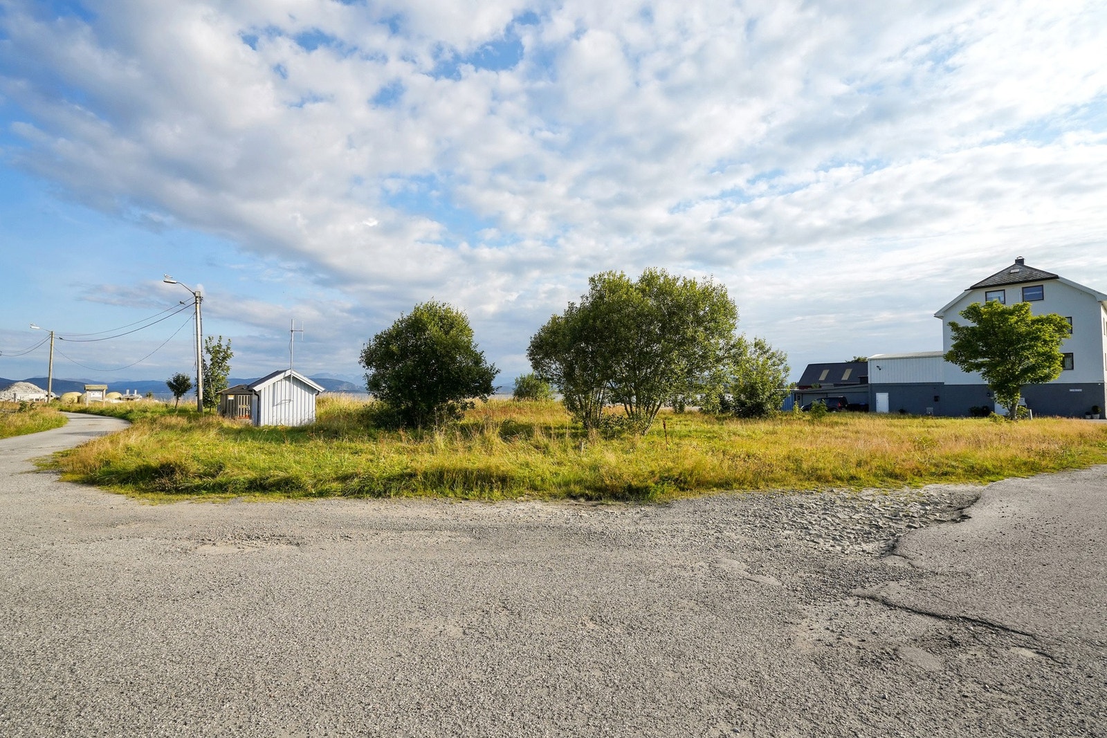 I kommuneplanen står det: ''Blokkbusetnad skal berre lokaliserast i sentrum av Roald''. Galleribilde