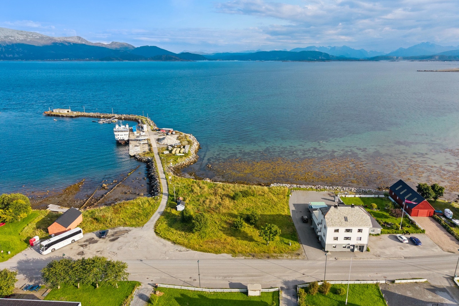 Tomten har en meget flott beliggenhet i sjøfront, med nydelige sol- og utsiktsforhold. Her ser man østover mot bla. Søvika og de mektige Sunnmørsfjellene. Galleribilde