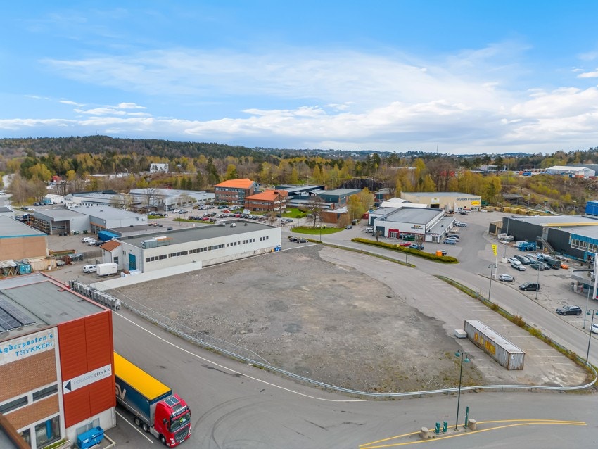 Tomten selges i forbindelse med salg av Agderpostens Trykkeri på naboeiendommen. Galleribilde