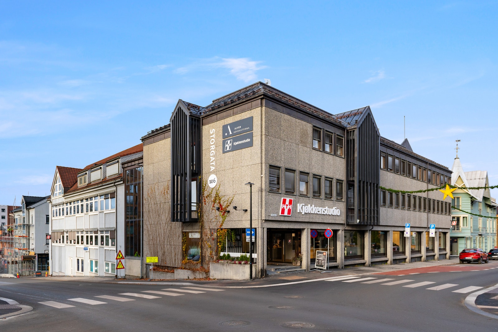 Flott fasade med meget synlig skilting i et av de mest trafikkerte kryssene i Lillehammer.
Attraktivt bygg med hovedinngang fra Storgata. Galleribilde