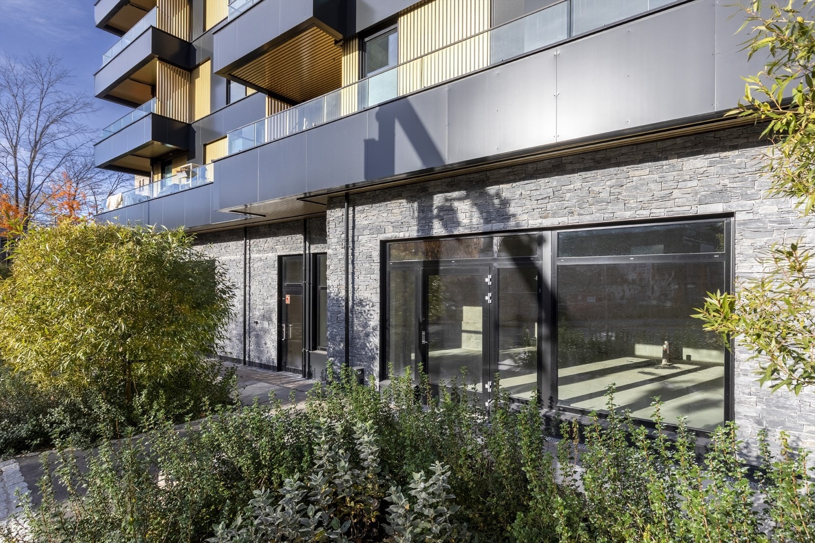 Næringslokalet har store vindusflater mot Ensjøveien Galleribilde