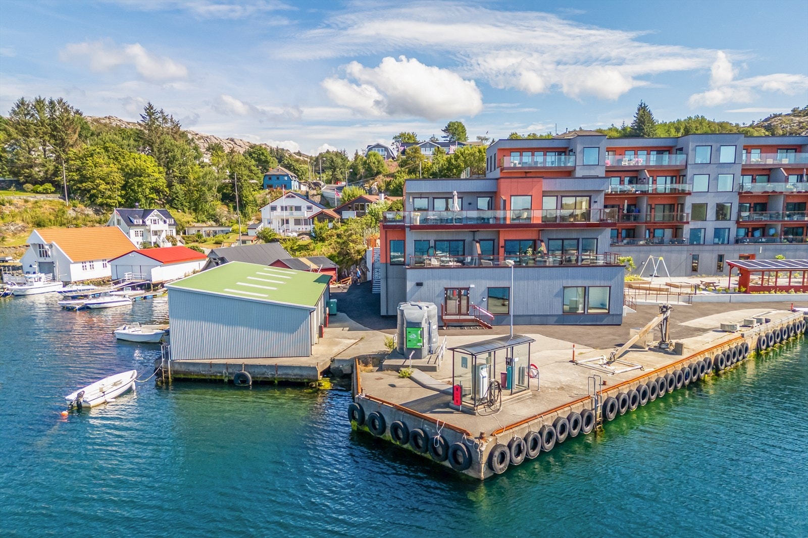 Tilkomst for bil med henger tilfra kaikran for service. Galleribilde