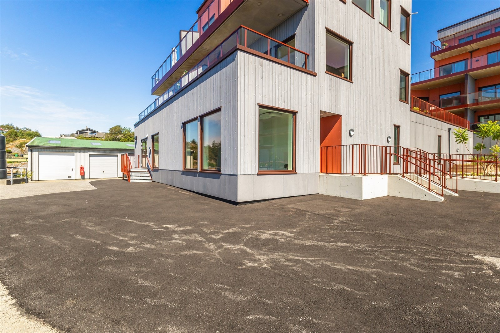 Næringslokalet ligger på bakkeplanet med enkel tilkomst og store vindu Galleribilde