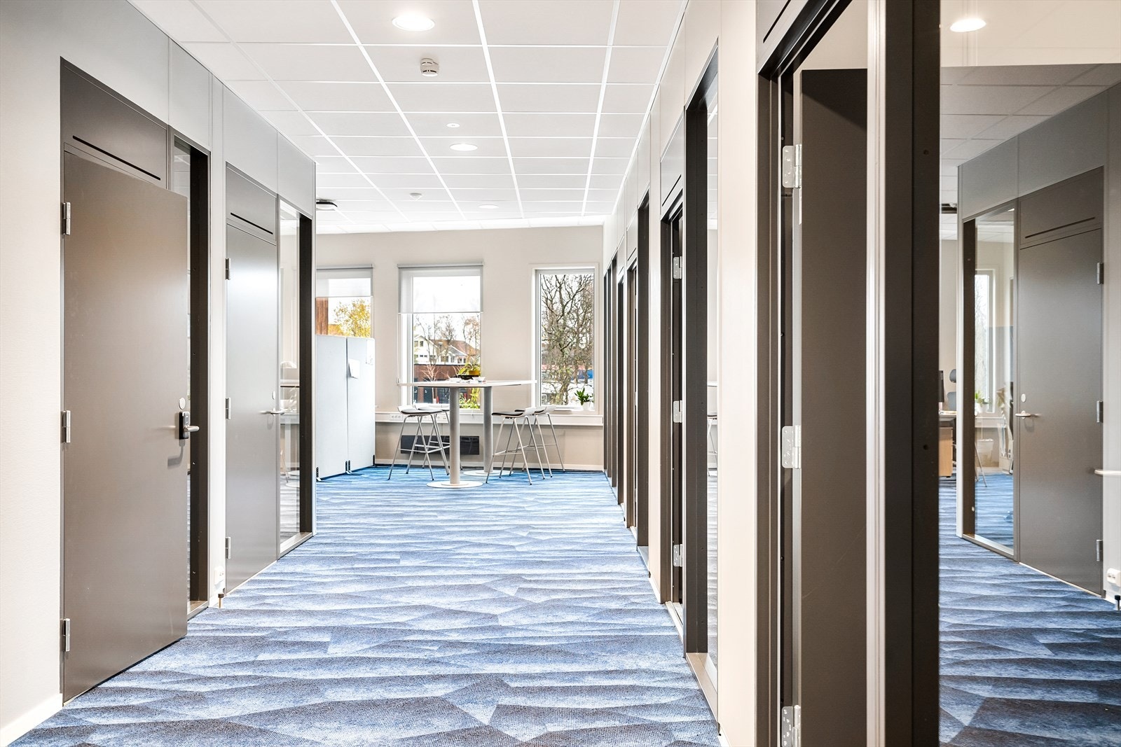 Utleier tilpasser lokalet til nye leietaker med moderne materialer og farger Galleribilde