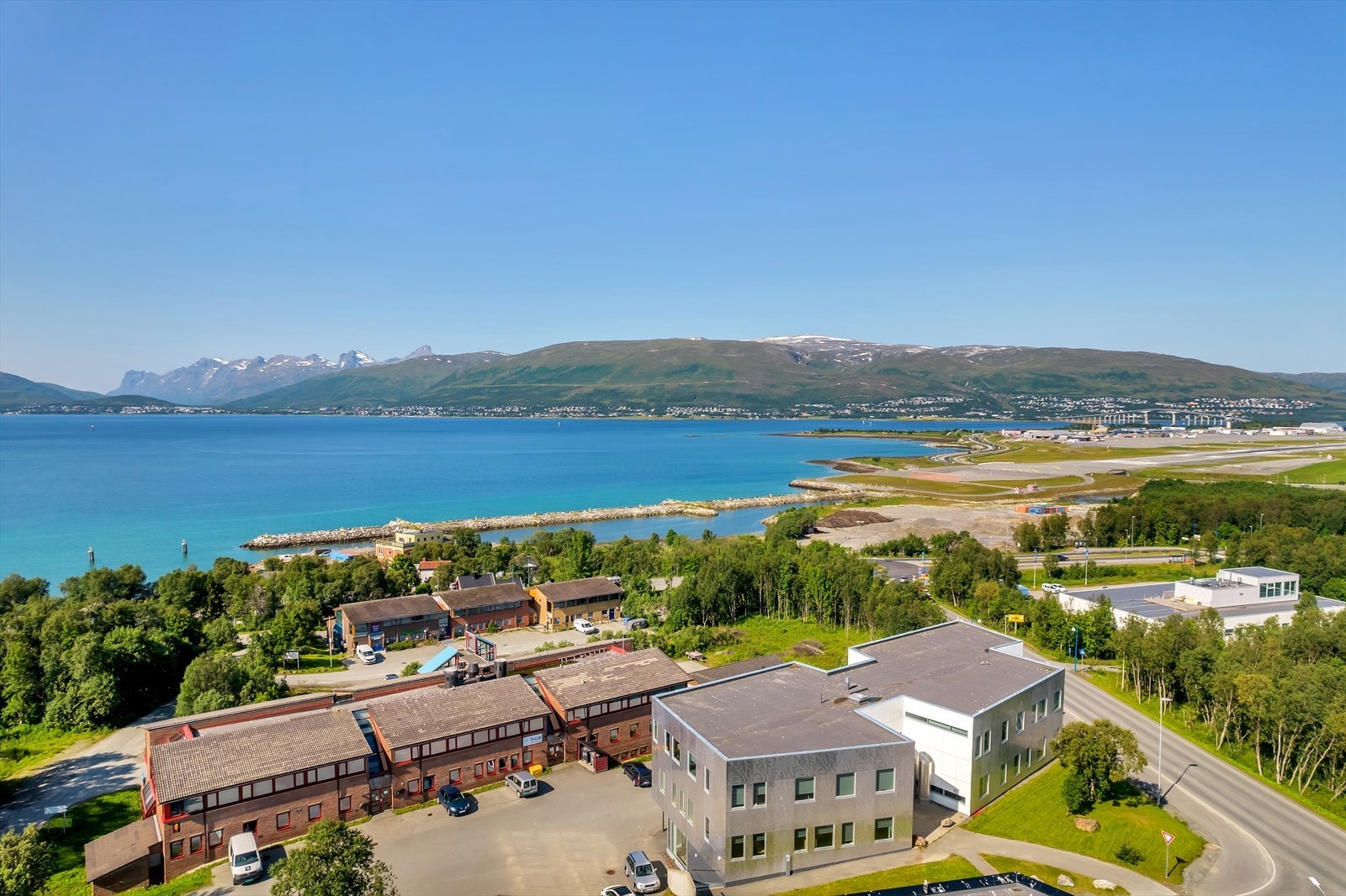 Eiendommen har fin beliggenhet med innkjørsel fra Langnesbakken Galleribilde