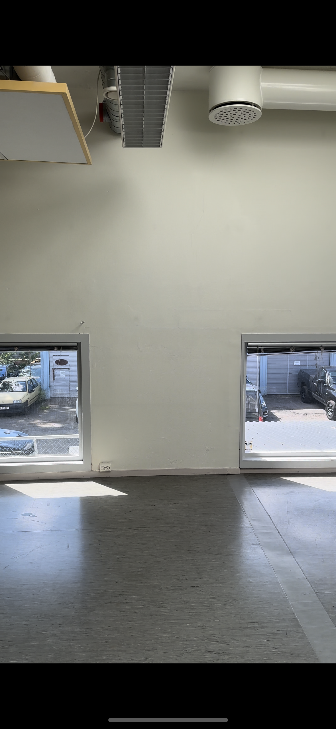 hjørnelokalet på 30 kvm har større vinduer Galleribilde