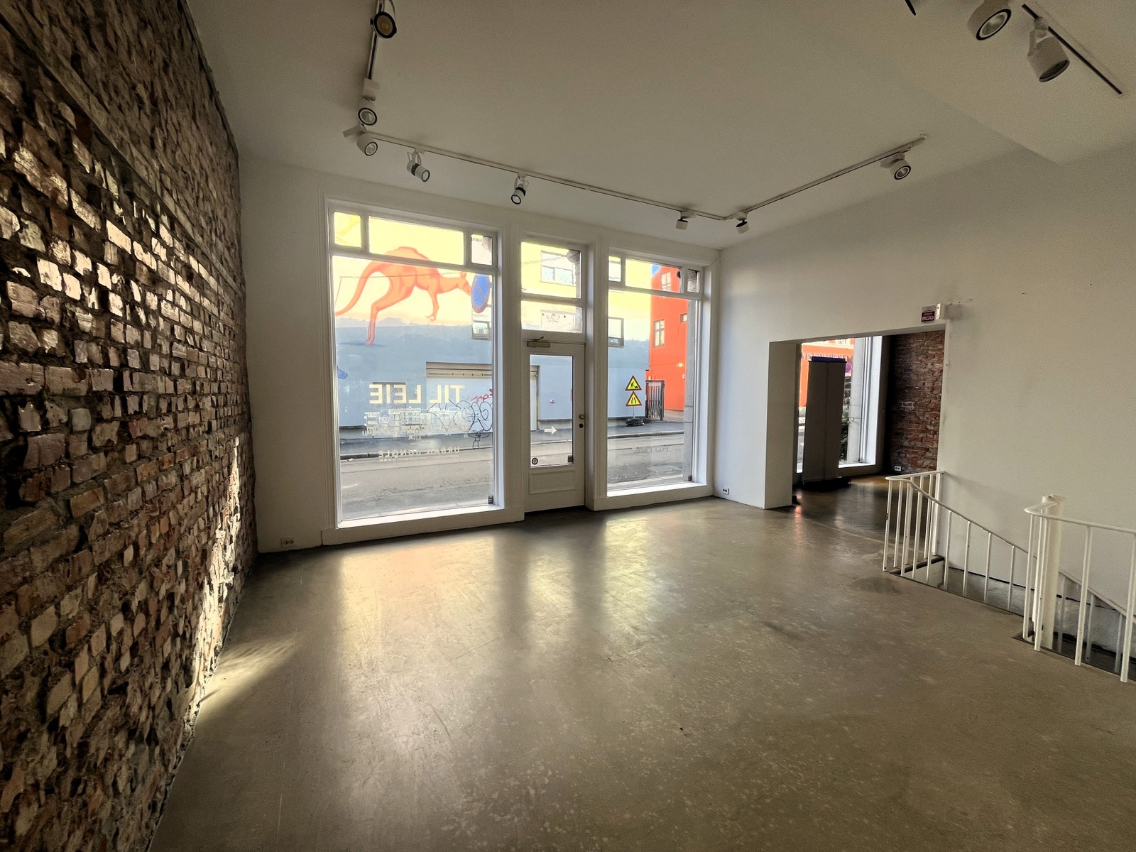 Åpent lokale, lyst og høyt under taket Galleribilde