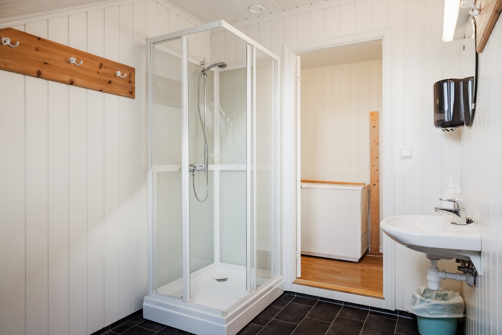 W | Bad tilhørende kontorarealet Galleribilde