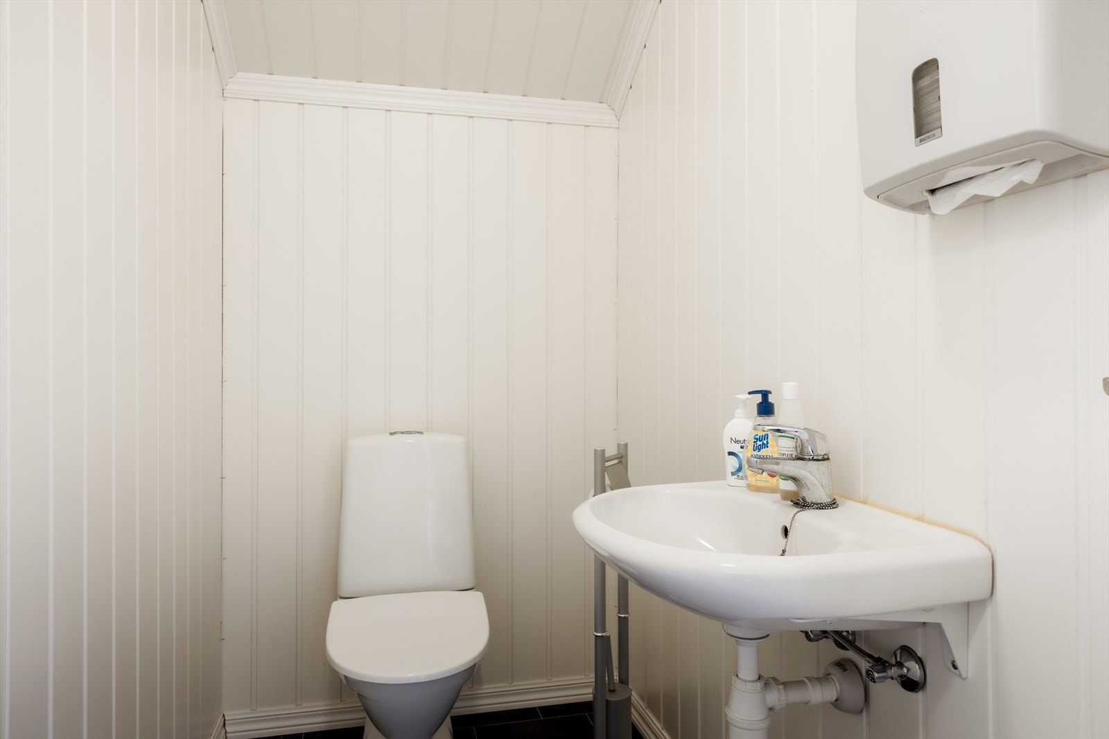 W | Toalett tilhørende kontorarealet Galleribilde