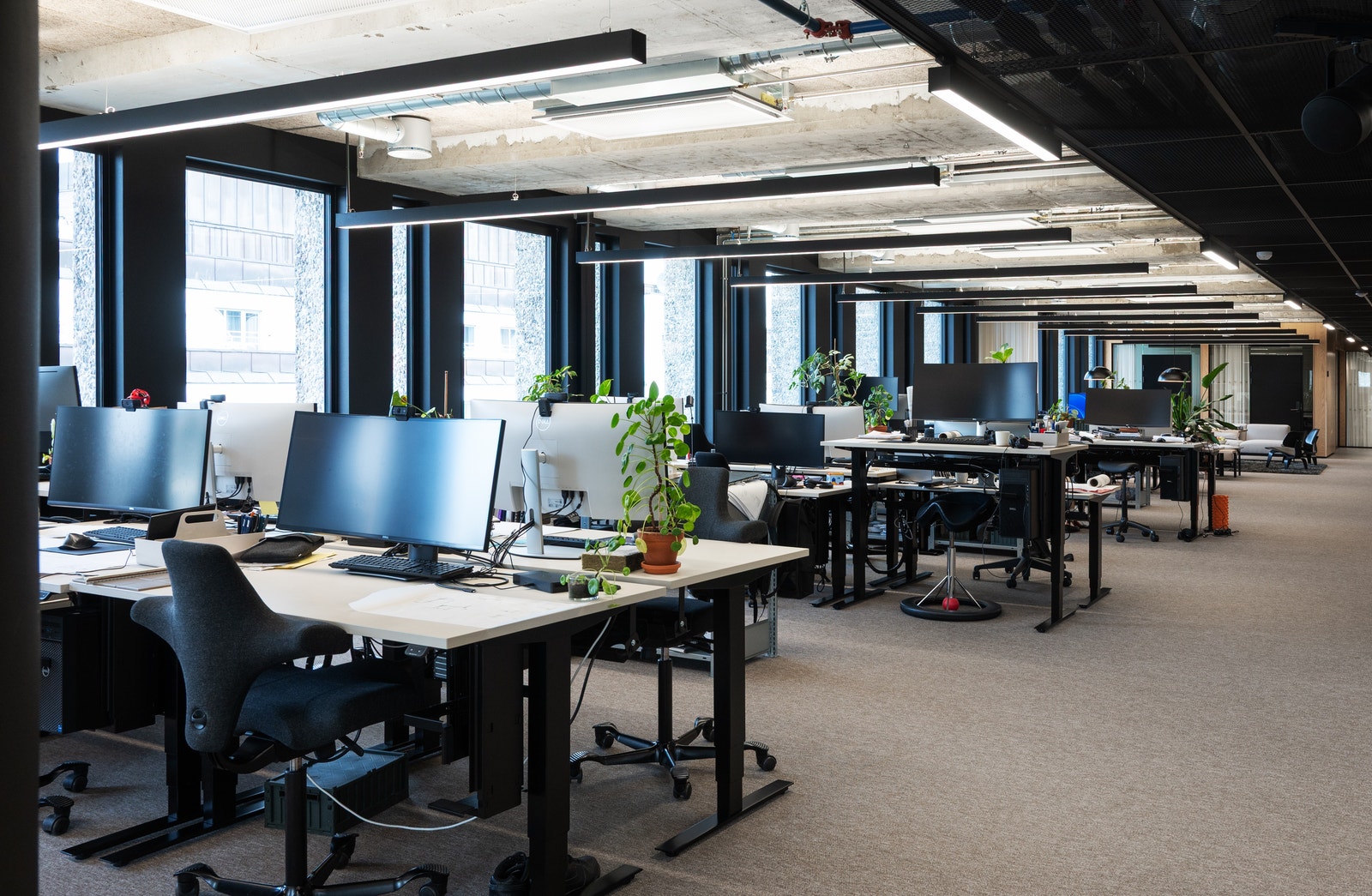 Dagens inndeling med åpent landskap, møterom, stillerom, prosjektrom og sosiale soner. Galleribilde