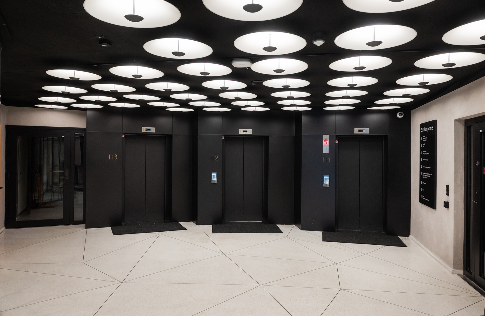 Velkommen opp i en av bygget 3 moderne heiser. Galleribilde