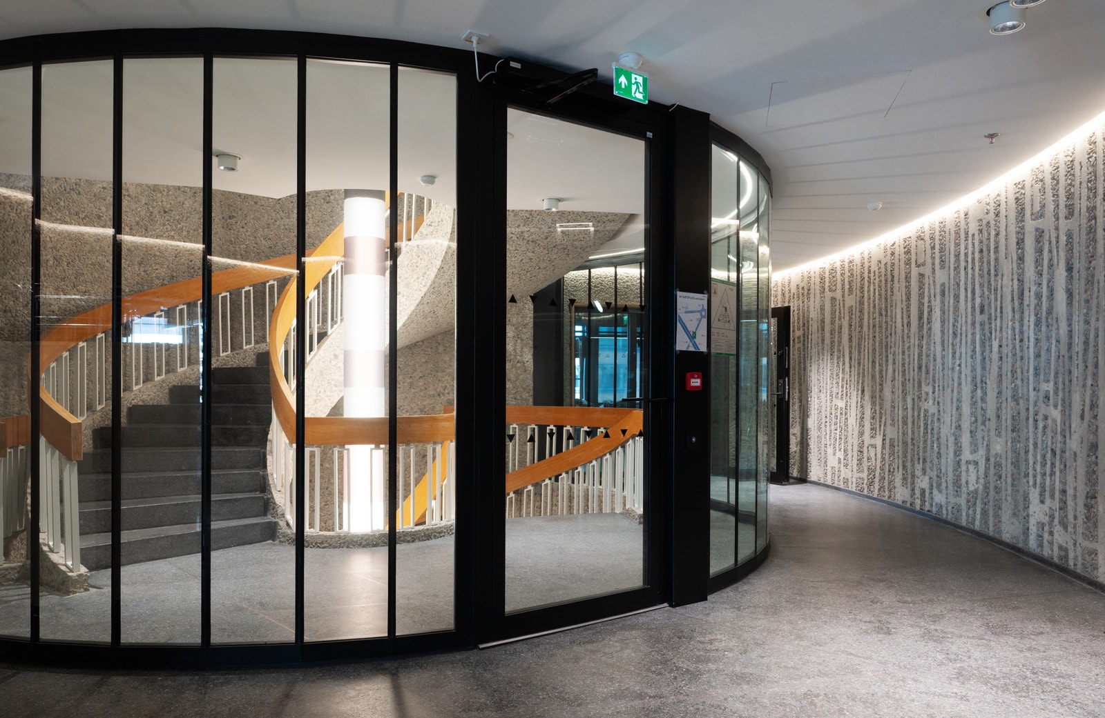 Nye brannkrav har derimot gitt glassvegger i rommet rundt trappeløpet. Galleribilde