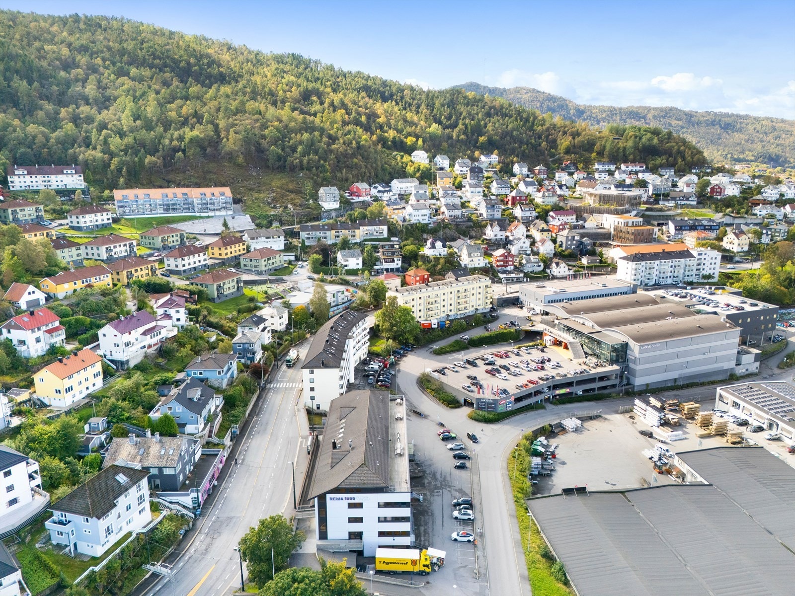 Lokalet har en strategisk beliggenhet med god eksponering, like med Laksevåg Senter