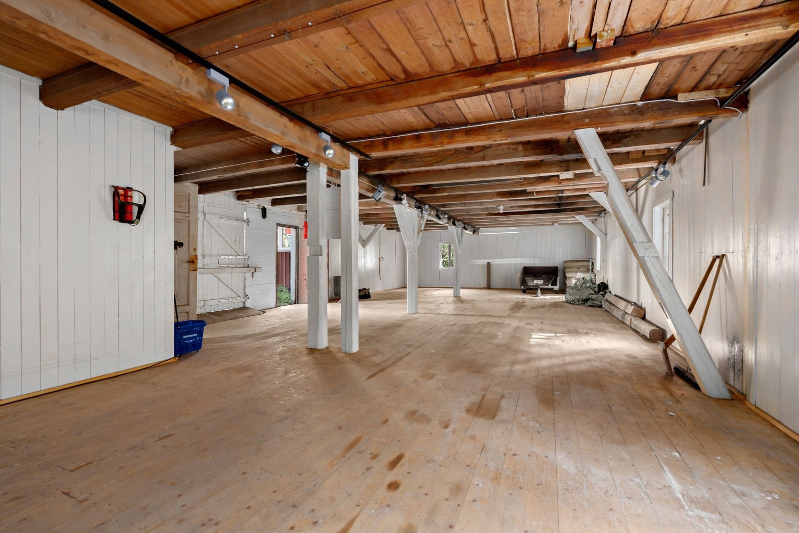 Store rom, delvis oppgradert i nyere tid. Her har du over 600 kvm. til rådighet Galleribilde