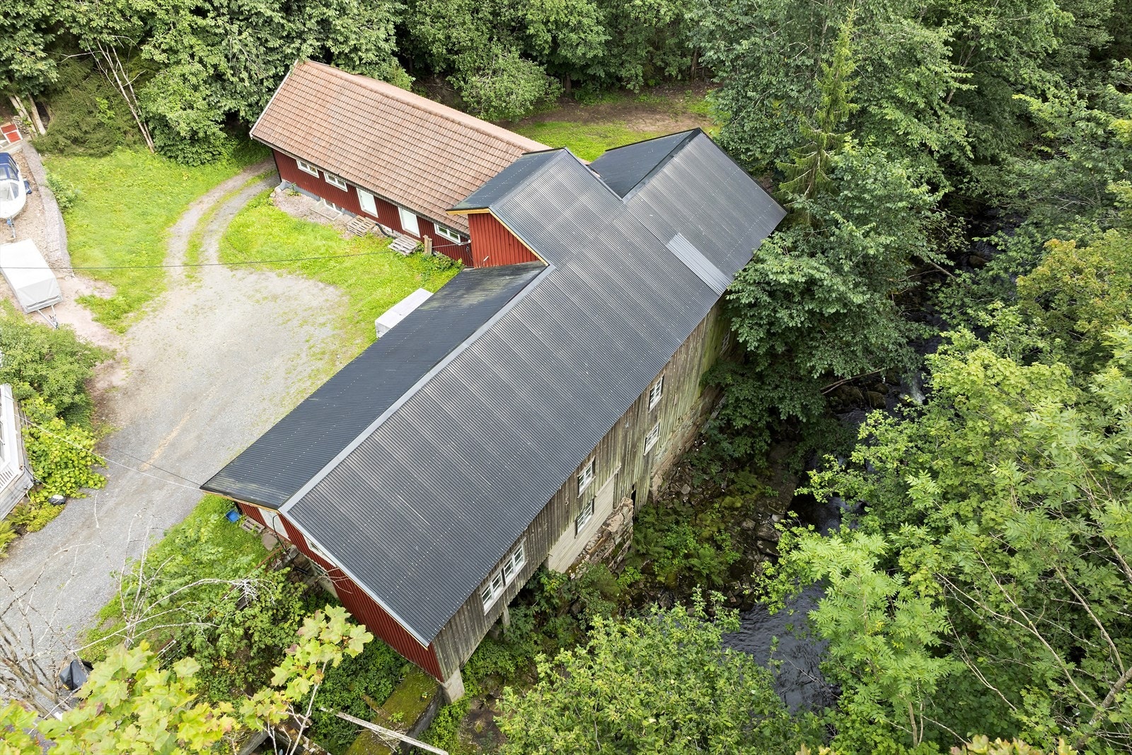 Store innvendige og utvendige arealer - I dag benyttet som lager/verksted Galleribilde