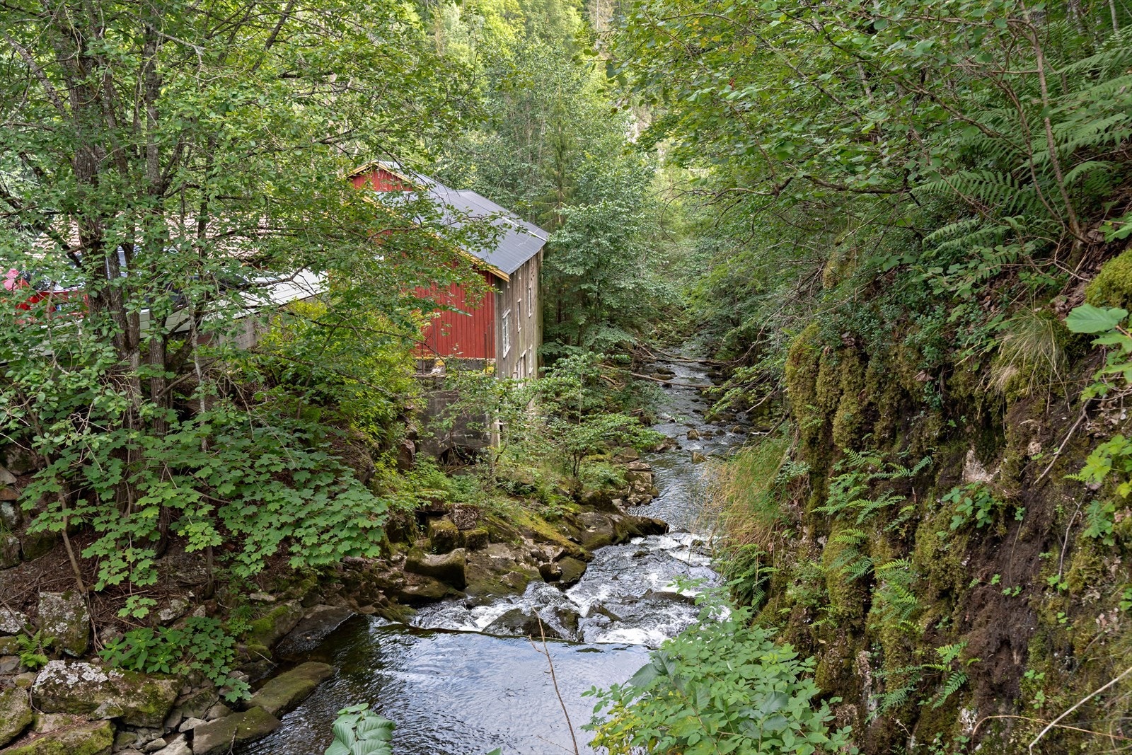 Nydelig beliggende tett på Grodalselva Galleribilde