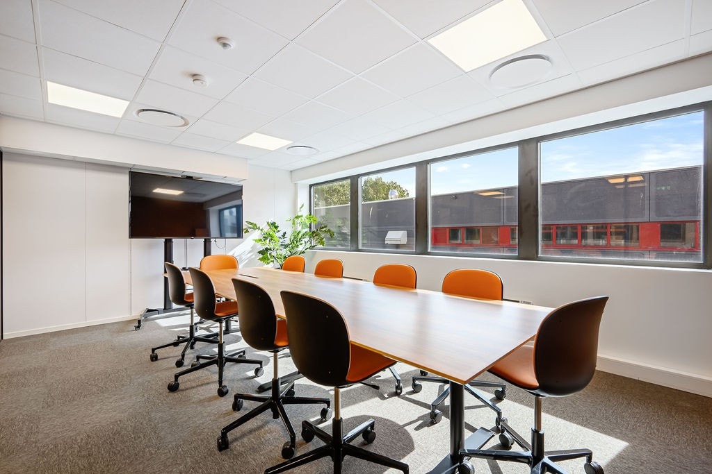 Møterom i nyrenovert kontor etasje Galleribilde