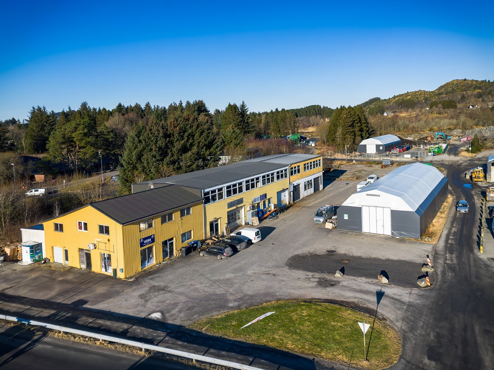 Eiendommen består av næringsbygg, rubbhall og planert tomt Galleribilde