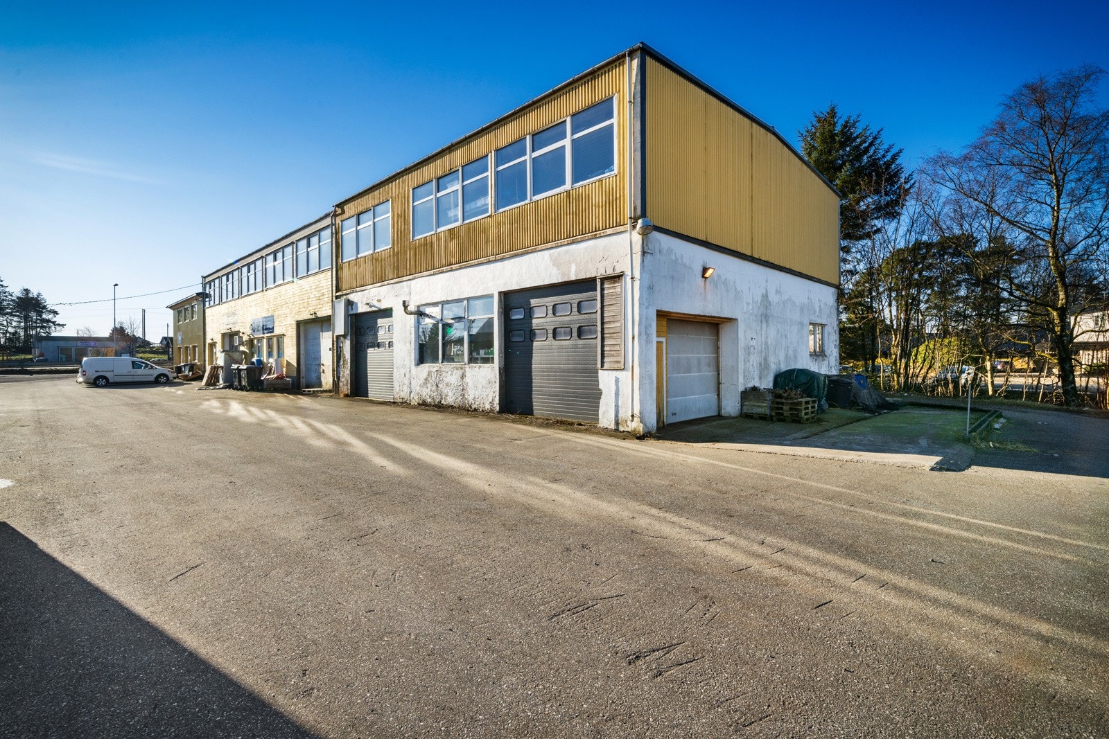 Bygget har flere innkjøringer og porter Galleribilde