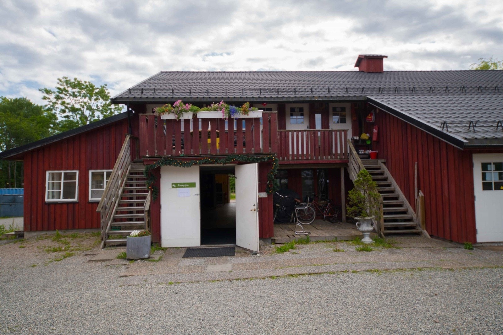 Tidligere hotellbygning til bruk som kurs- og konferansesenter, benyttes i dag som forsamlingslokale og beboelse i forbindelse med utleievirksomheten Galleribilde