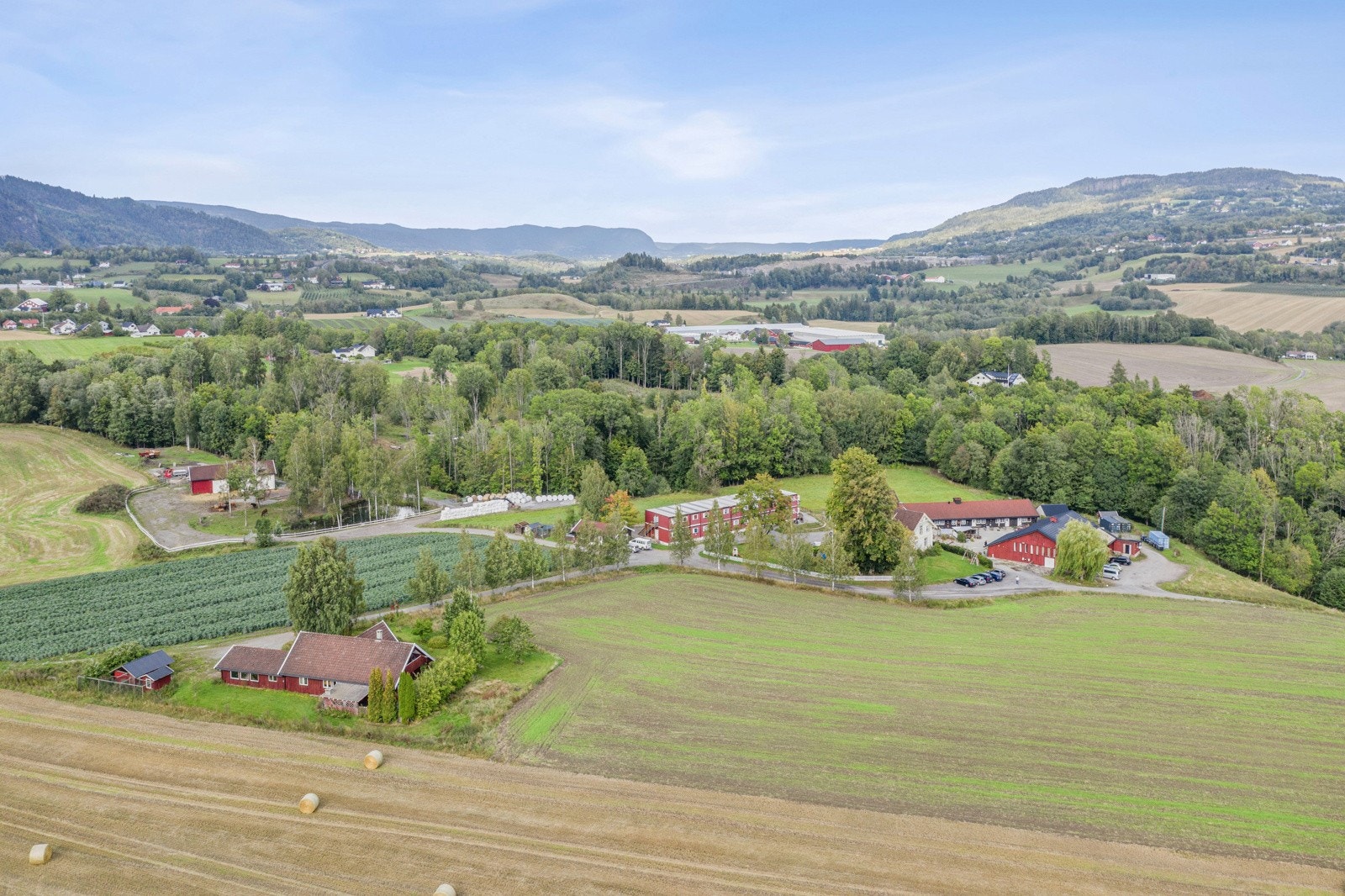 Landlig beliggende og med to bolighus Galleribilde