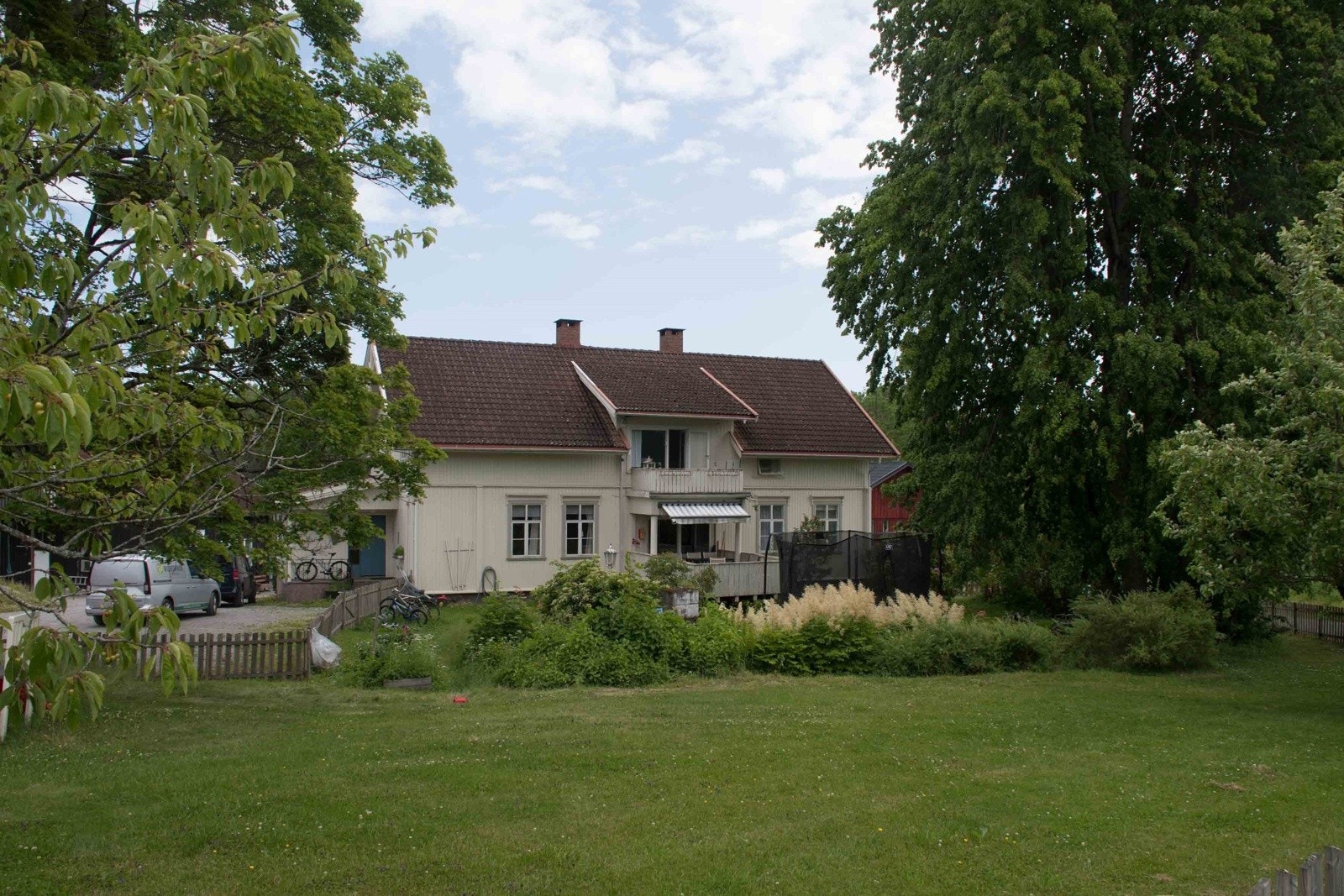 Det tidligere våningshuset er opprinnelig fra 1920, og har et bruksareal på 408 kvm. Benyttes i dag som en del av utleievirksomheten. Galleribilde