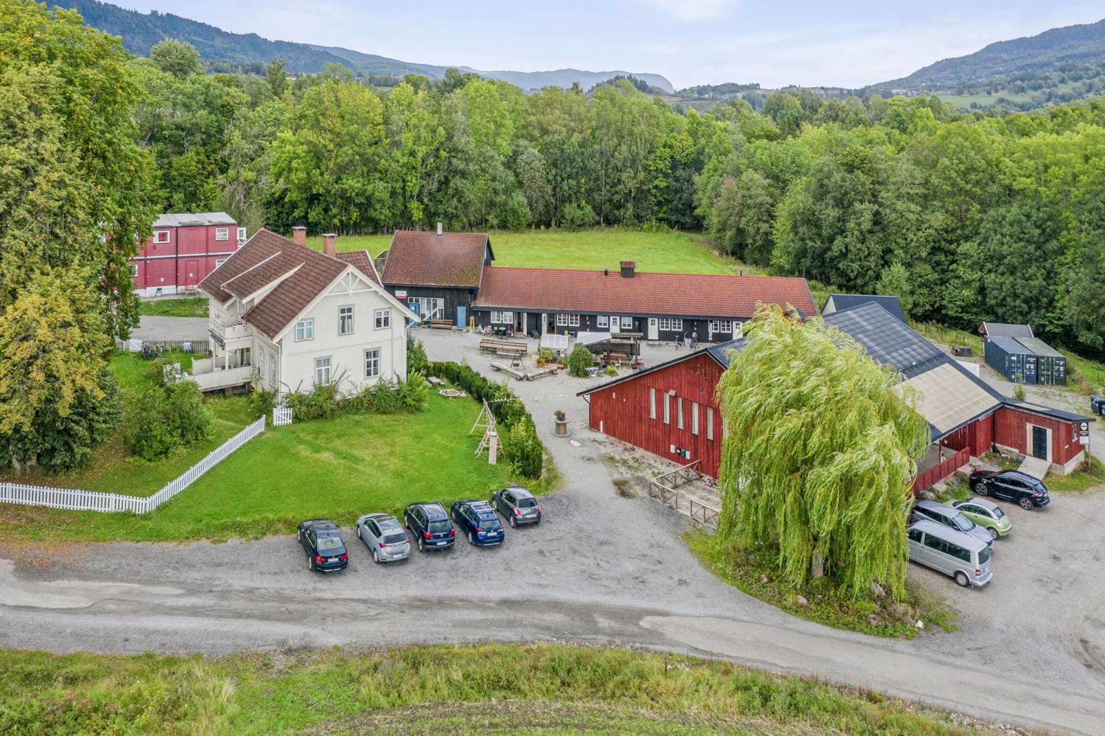 Renskaug Vertsgård selges med en tomt på ca. 80 mål, og med påstående bygninger som to bolighus, dagskole, administrasjonsbygg med kontorer og overnattingsrom samt fyrhus, hotellbygning (tidligere kurs- og konferansesenter), kaldtfjøs m/flislager Galleribilde