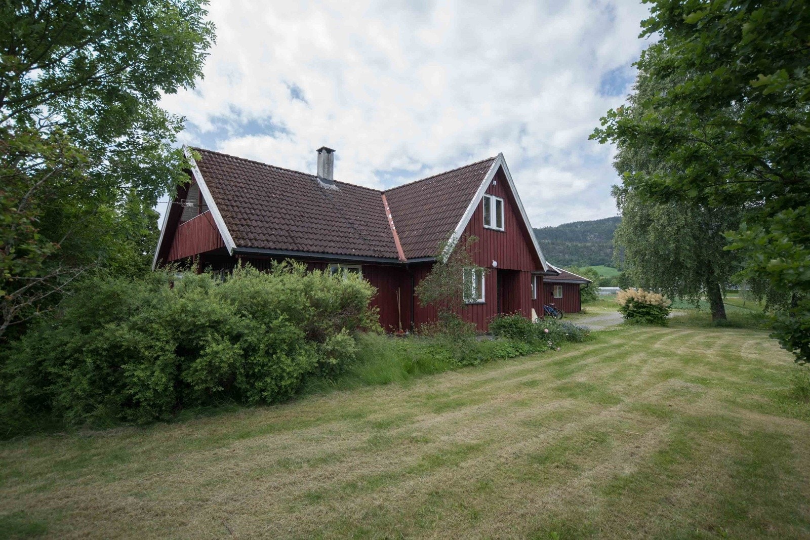 Den tidligere kårboligen liggen ovenfor tunet med en fin plassering. Det foreligger rammetillatelse for til- og påbygg for ytterligere 268 kvm. BYA. Galleribilde