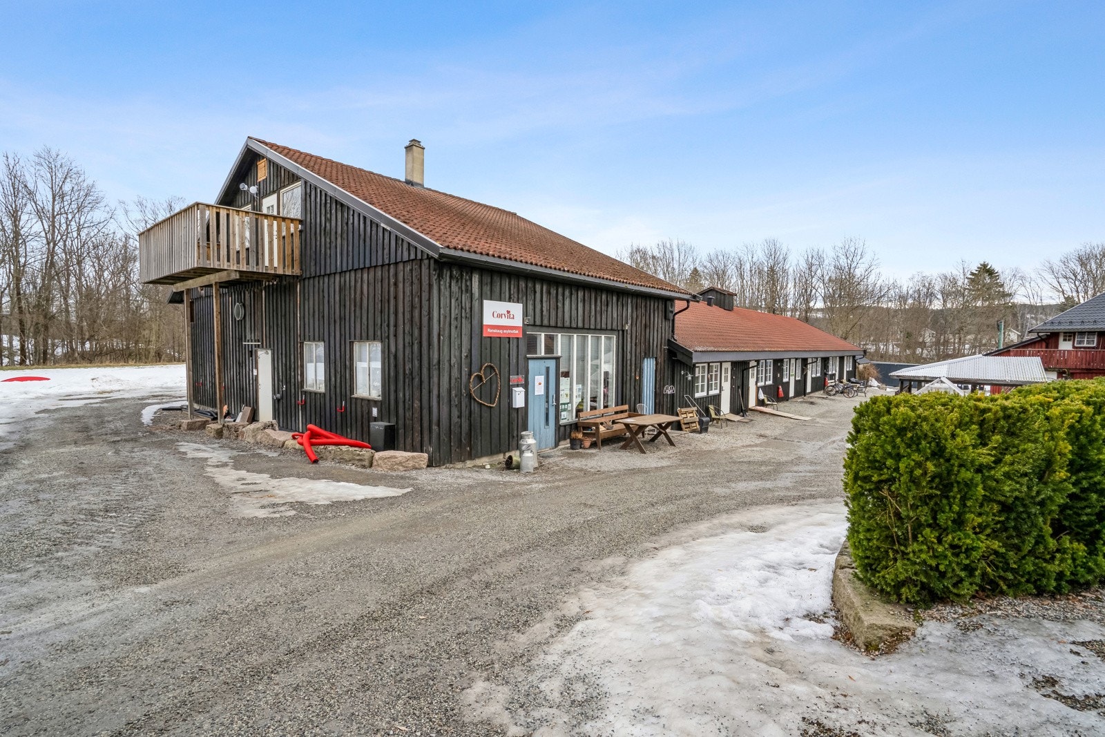 Administrasjonsbygg med kontorer og overnattingsrom samt fyrhus. Resepsjon, kontorer, 10 beboelsesrom med flere senger. Galleribilde