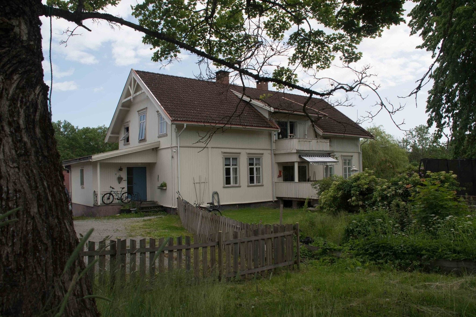 Det tidligere våningshuset er opprinnelig fra 1920, og har et bruksareal på 408 kvm. Benyttes i dag som en del av utleievirksomheten. Galleribilde