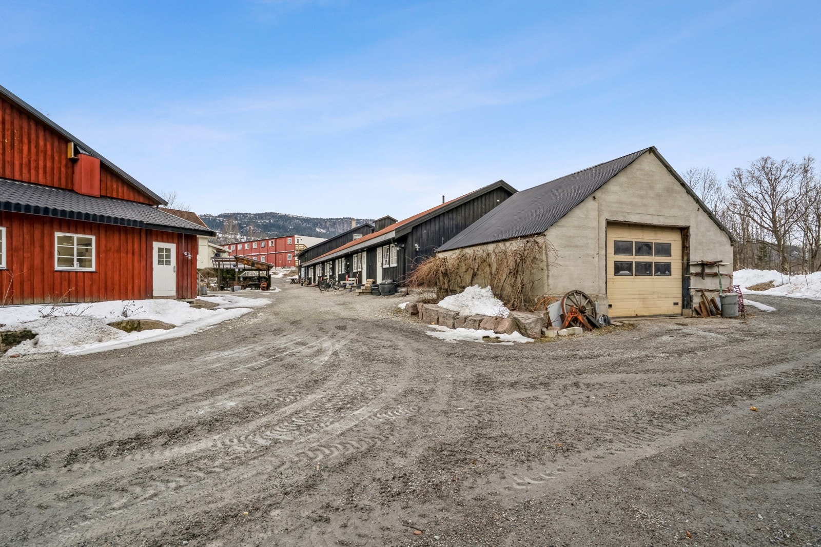 Nedenfor administrasjonsbygget med kontorer og overnattingsrom samt fyrhus. Galleribilde