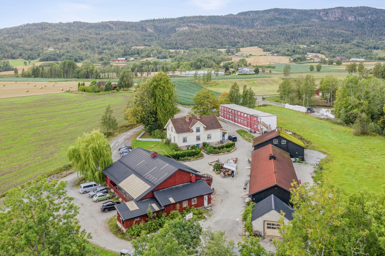 Renskaug Vertsgård selges med en tomt på ca. 80 mål, og med påstående bygninger som to bolighus, dagskole, administrasjonsbygg med kontorer og overnattingsrom samt fyrhus, hotellbygning (tidligere kurs- og konferansesenter), kaldtfjøs m/flislager mm. Galleribilde