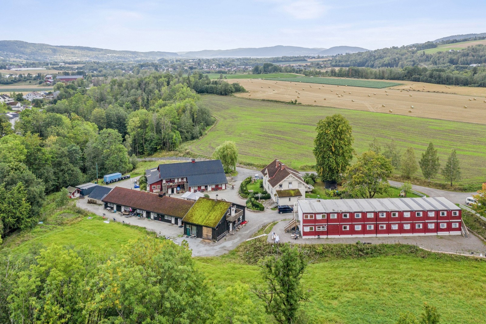 På tunet er det en leaset boligbrakkerigg med 26 moduler. Dette inngår også i dagens utleievirksomhet og fungerer som boliger. Galleribilde