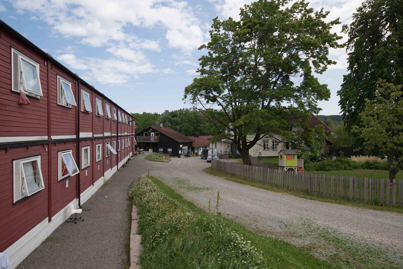 På tunet er det en leaset boligbrakkerigg med 26 moduler. Dette inngår også i dagens utleievirksomhet og fungerer som boliger. Galleribilde