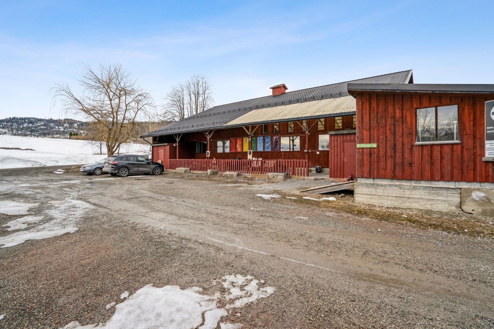 Tidligere hotellbygning til bruk som kurs- og konferansesenter, benyttes i dag som forsamlingslokale og beboelse i forbindelse med utleievirksomheten Galleribilde