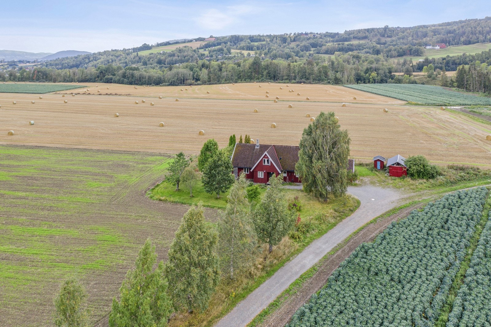 Den tidligere kårboligen ligger på toppen av bakken, og kan egne seg godt som privatbolig litt utenfor resten av tunet Galleribilde