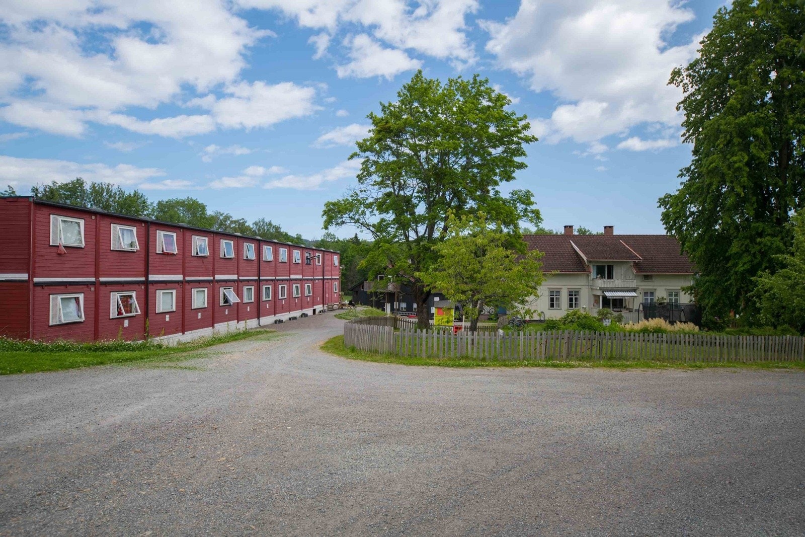 På tunet er det en leaset boligbrakkerigg med 26 moduler. Dette inngår også i dagens utleievirksomhet og fungerer som boliger. Galleribilde