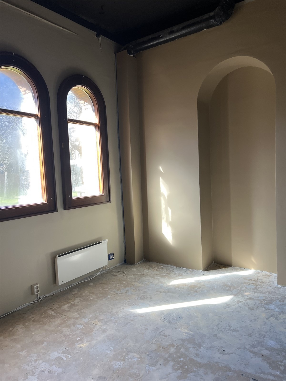 Møterom eller stort cellekontor i tilknytning til banksalen, med lekre detaljer. 1. etg. Pågår renovering. Galleribilde