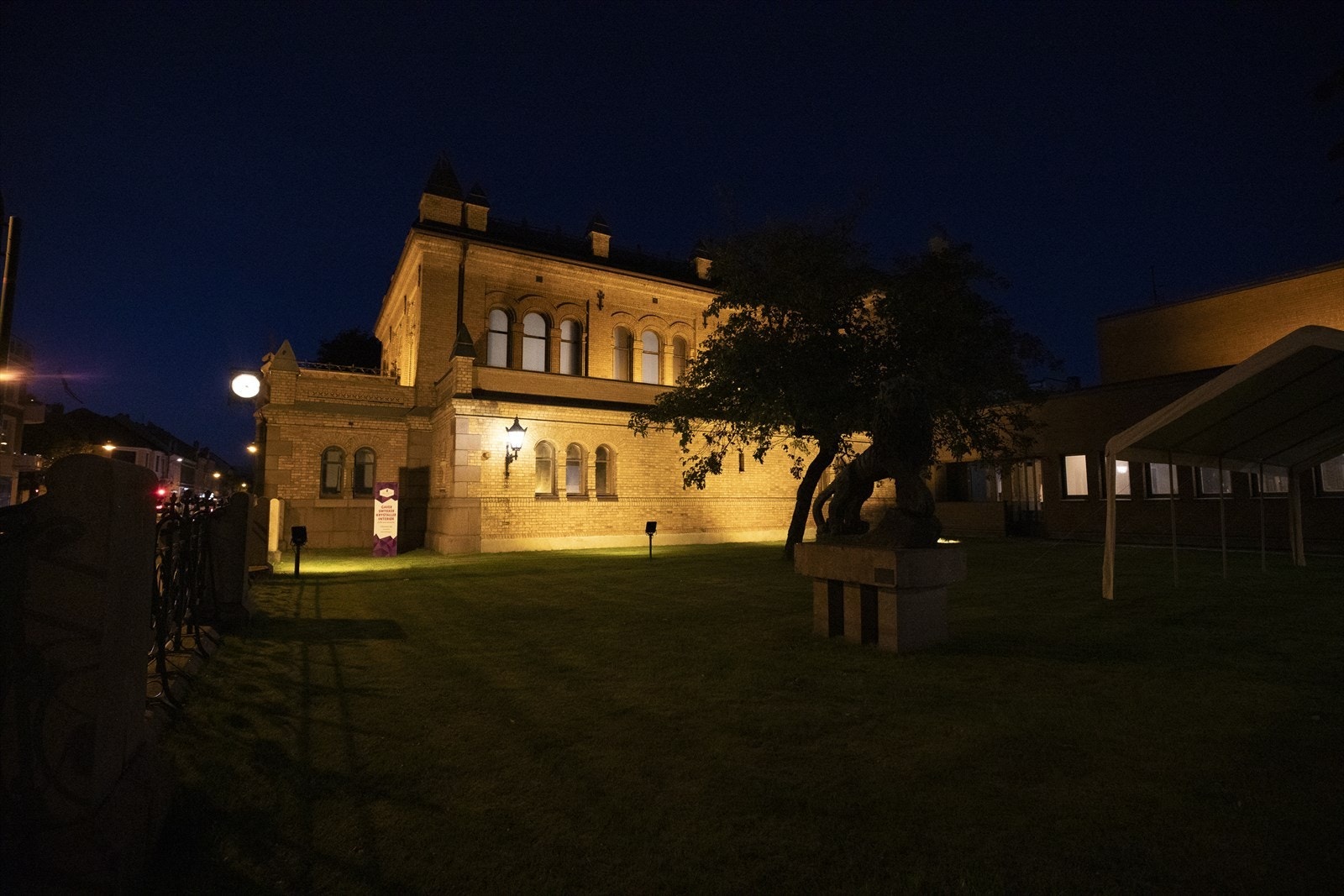 Det er flott utebelysning rundt eiendommen. Galleribilde