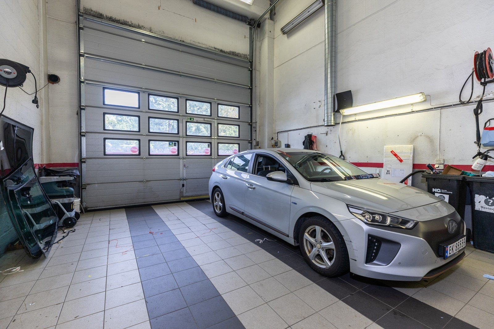 Lokaler er tilpasset bilrelaterte virksomheter, men egner seg for en rekke virksomheter. Galleribilde