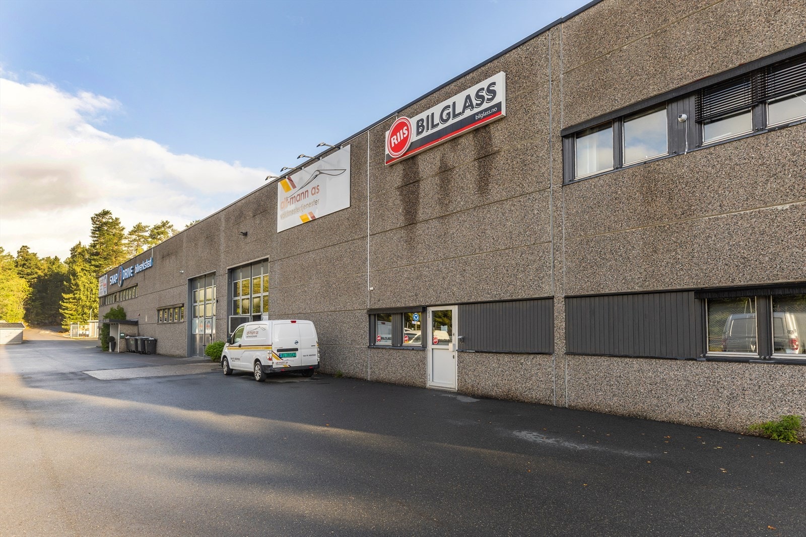 God parkeringsdekning og kort vei til offentlig kommunikasjon. Galleribilde